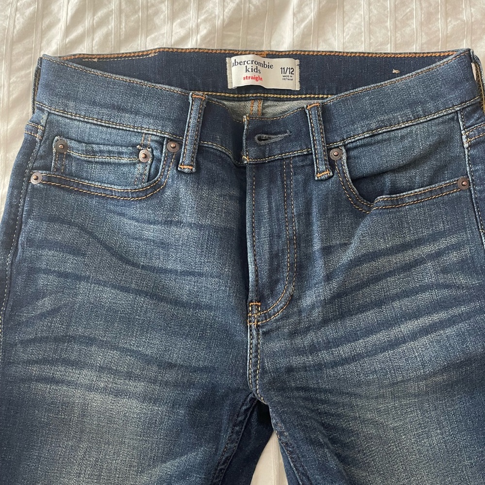 Boys abercrombie kids denim jeans in stonewashed blue. Size 11/12 straight